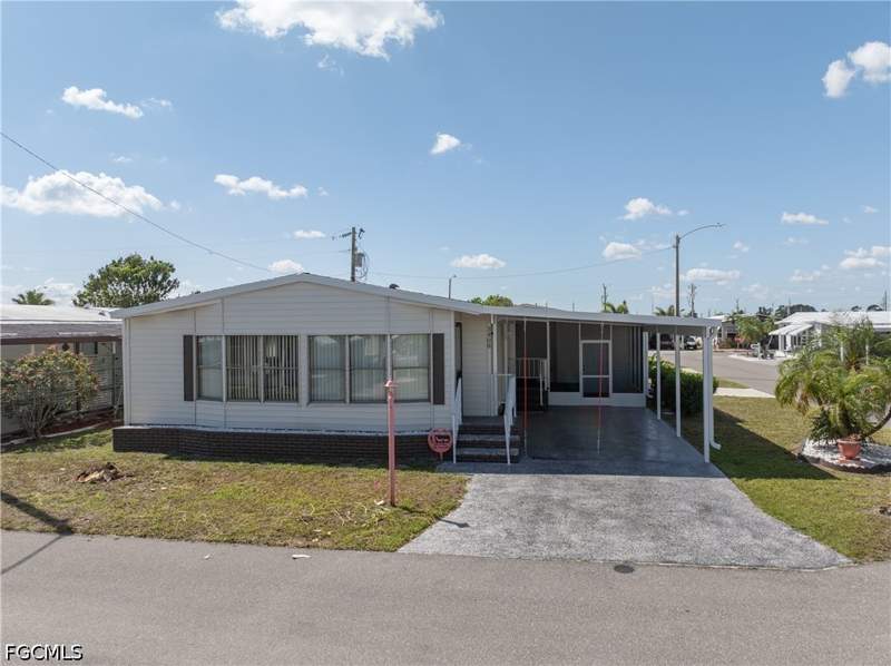 2 bedroom ManufacturedHome at 3408 Rainbow Ln, Tamiami Village, North Fort Myers — photo 3