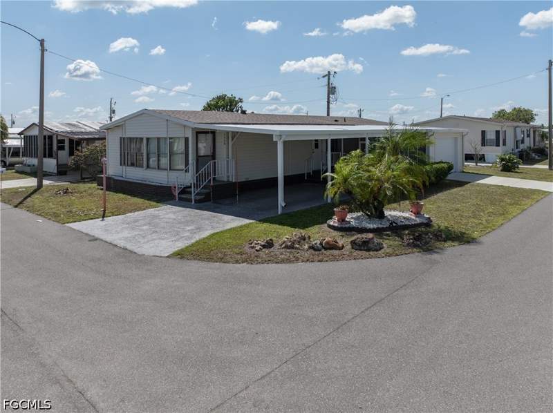 2 bedroom ManufacturedHome at 3408 Rainbow Ln, Tamiami Village, North Fort Myers — photo 4