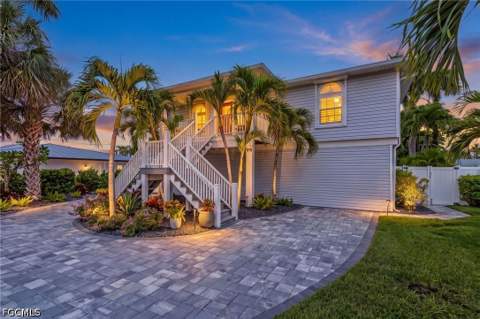 7842 Buccaneer Dr, Fort Myers Beach FL - photo 6 of 48