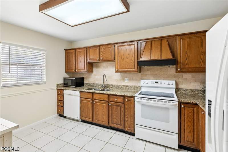 3 bedroom Attached at 1267 Hazeltine Dr, Brandywine, Fort Myers — photo 2