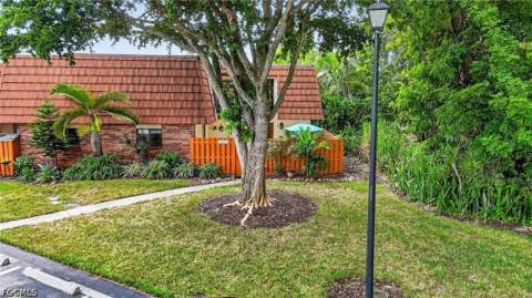 1428 Park Shore Cir 4, Fort Myers FL - photo 6 of 36