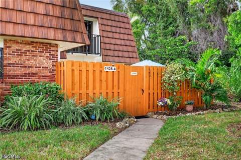 1428 Park Shore Cir 4, Fort Myers FL - photo 7 of 36