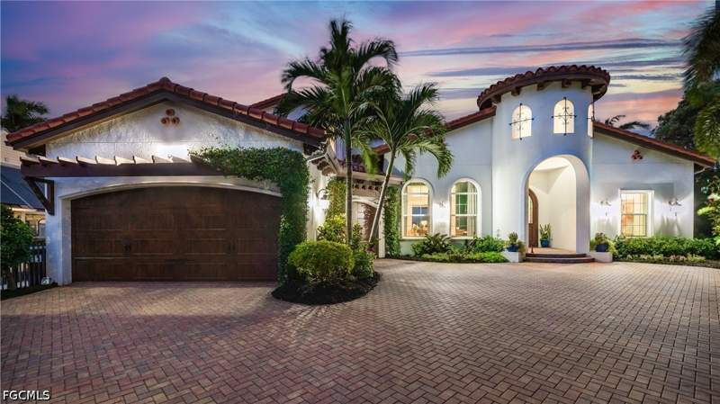 5 bedroom SingleFamilyResidence at 911 Aqua Ln, Whiskey Creek, Fort Myers — photo 2