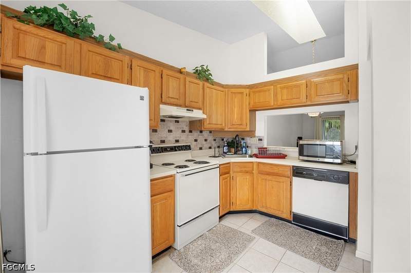 2 bedroom Attached at 9629 Windsor Club Cir, Pine Ridge Of Fort Myers Village, Fort Myers — photo 5