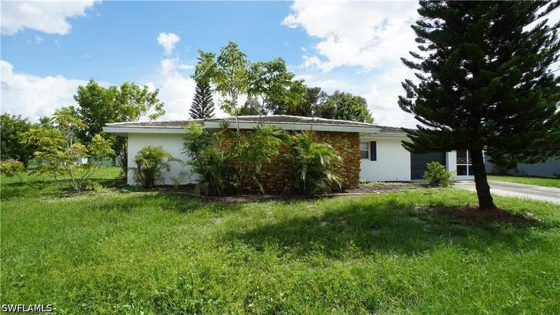 3 bedroom SingleFamilyResidence at 320 Hollywood St, Country Club Estates, Lehigh Acres — photo 2