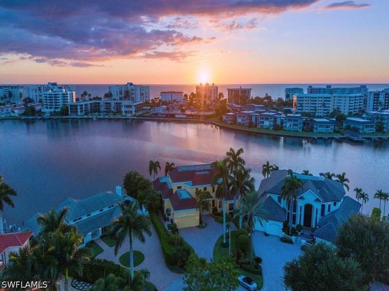 4 bedroom SingleFamilyResidence at 303 Cuddy Ct, Moorings, Naples — photo 3