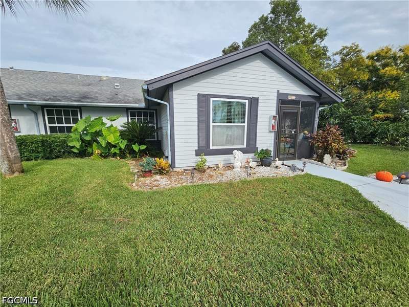 2 bedroom Attached at 10426 Lakeport Ct, Beacon Square, Lehigh Acres — photo 3