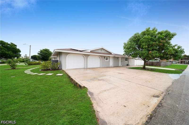 4 bedroom SingleFamilyResidence at 3702 SE 12th Pl, Cape Coral, Cape Coral — photo 3