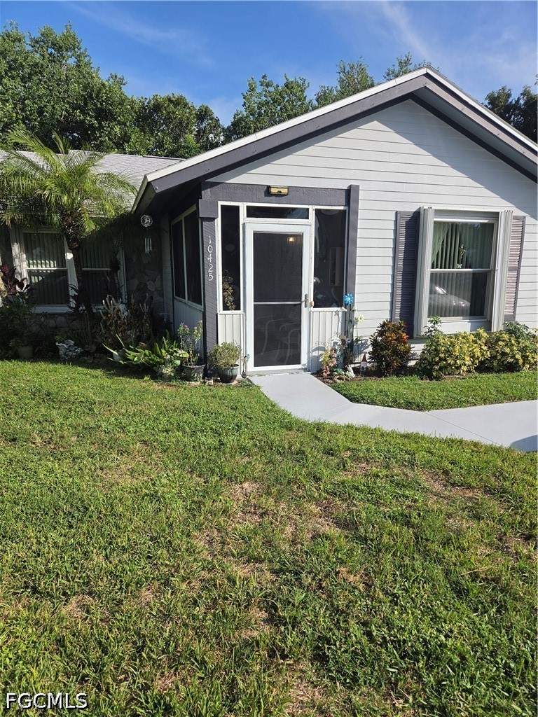 2 bedroom Attached at 10425 New Bedford Ct, Beacon Square, Lehigh Acres — photo 2
