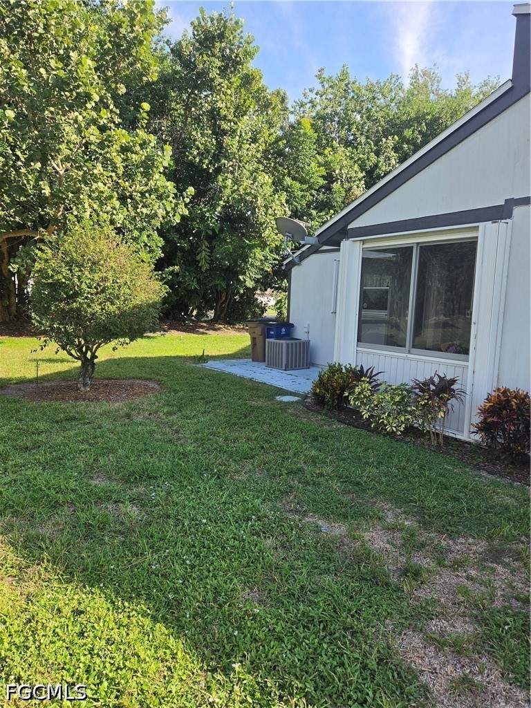 2 bedroom Attached at 10425 New Bedford Ct, Beacon Square, Lehigh Acres — photo 3