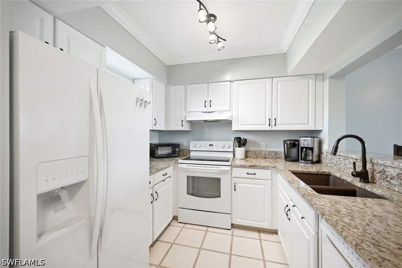2 bedroom Condominium at 803 River Point Dr 306B, Beaumer, Naples — photo 4