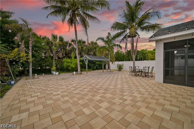 5 bedroom SingleFamilyResidence at 9006 Gladiolus Preserve Cir, Gladiolus Preserve, Fort Myers — photo 2
