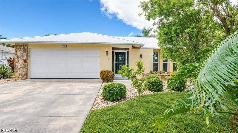 3 bedroom SingleFamilyResidence at 1709 SE 44th St, Cape Coral, Cape Coral — photo 2