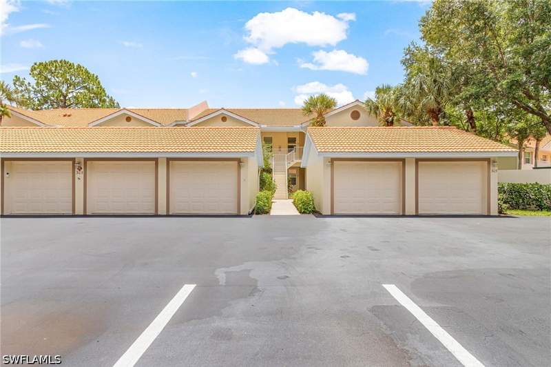 3 bedroom Condominium at 305 Robin Hood Cir 204, Sherwood, Naples — photo 2