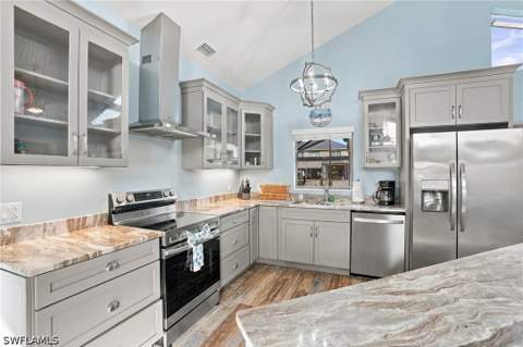 323 Washington Ct, Fort Myers Beach FL - photo 10 of 37