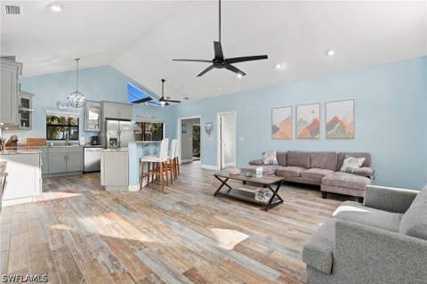 323 Washington Ct, Fort Myers Beach FL - photo 6 of 37