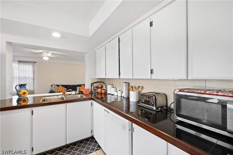 2 bedroom SingleFamilyResidence at 918 Cardinal St, Flamingo Estates, Naples — photo 2