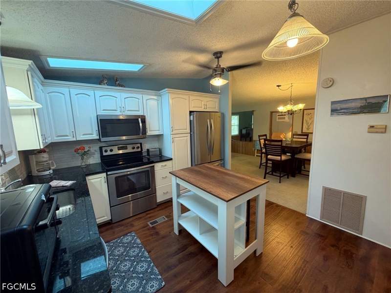 3 bedroom ManufacturedHome at 3165 Bunny Run Dr, Lake Arrowhead Mob Village, North Fort Myers — photo 2