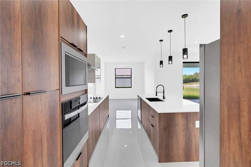 4 bedroom SingleFamilyResidence at 8030 Sherwood Cir, Port Labelle, Labelle — photo 3