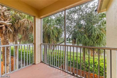 15401 Bellamar Cir 621, Fort Myers FL - photo 6 of 18