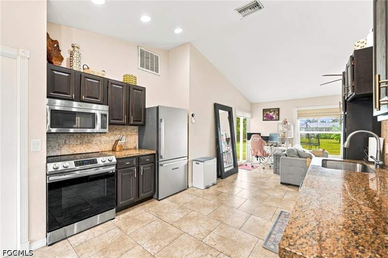 3 bedroom SingleFamilyResidence at 222 SW 44th St, Cape Coral, Cape Coral — photo 2