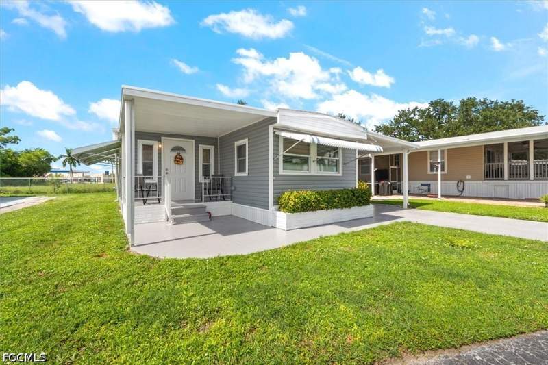 2 bedroom ManufacturedHome at 160 Adrienne Dr, Thunderbird Mobile Homes, Fort Myers — photo 3