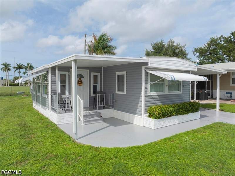 2 bedroom ManufacturedHome at 160 Adrienne Dr, Thunderbird Mobile Homes, Fort Myers — photo 4