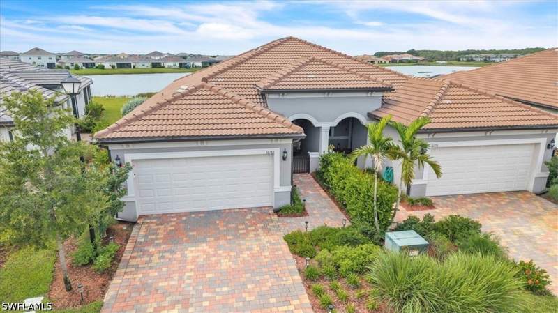 2 bedroom Attached at 16782 Rolling Rock Blvd, Country Club, Alva — photo 3
