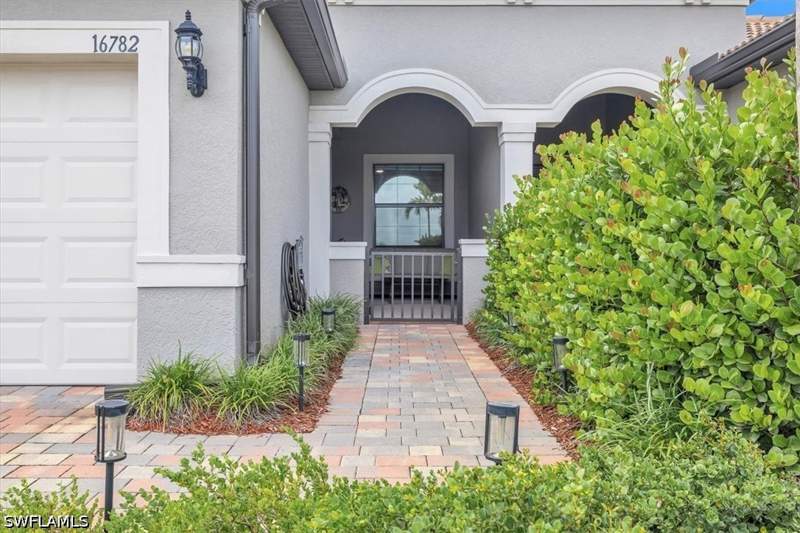 2 bedroom Attached at 16782 Rolling Rock Blvd, Country Club, Alva — photo 4