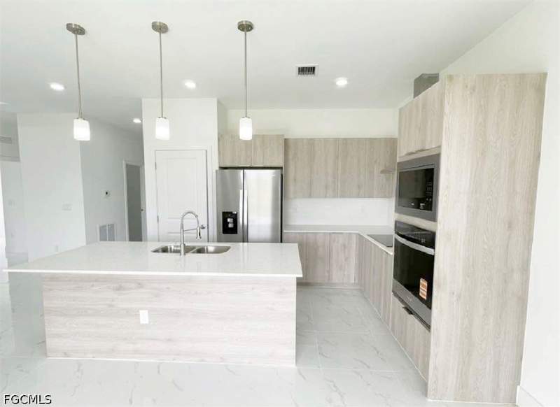 4 bedroom SingleFamilyResidence at 9031 W Castle Cir, Labelle, Labelle — photo 2