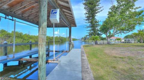 12055 Matlacha Blvd, Matlacha Isles FL - photo 6 of 43