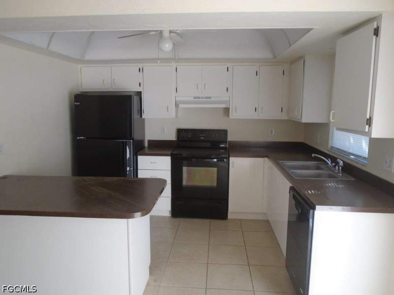 3 bedroom SingleFamilyResidence at 402 Tropicana Pky W, Cape Coral, Cape Coral — photo 4