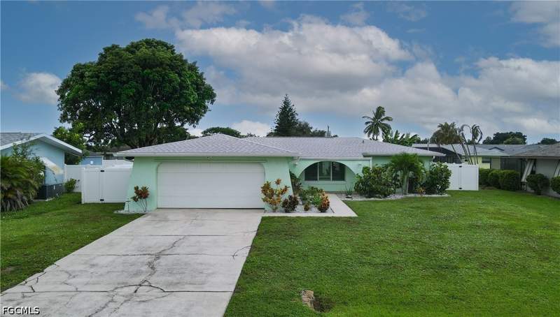 3 bedroom SingleFamilyResidence at 3820 SE 10th Pl, Cape Coral, Cape Coral — photo 2