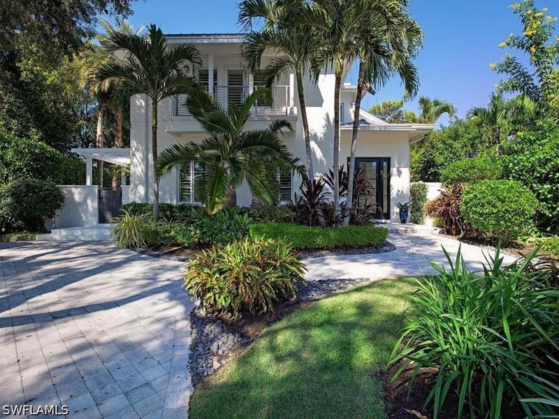 4 bedroom SingleFamilyResidence at 501 2nd Ave N, Olde Naples, Naples — photo 2