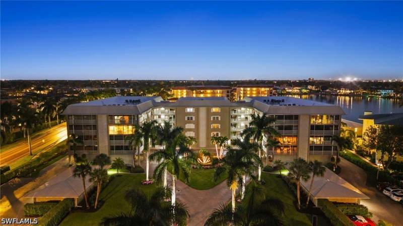 2 bedroom Condominium at 2880 Gulf Shore Blvd N 410, Windsor Court, Naples — photo 4