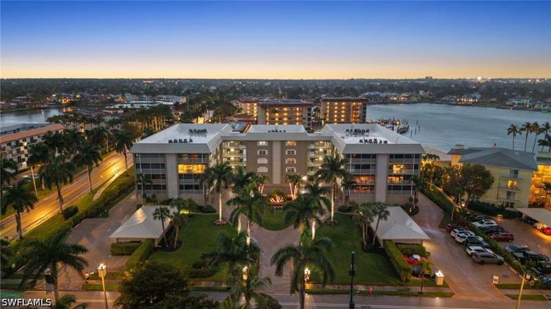 2 bedroom Condominium at 2880 Gulf Shore Blvd N 410, Windsor Court, Naples — photo 5