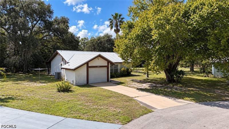2 bedroom SingleFamilyResidence at 2009 Mariner Ct, Country Village, Labelle — photo 3