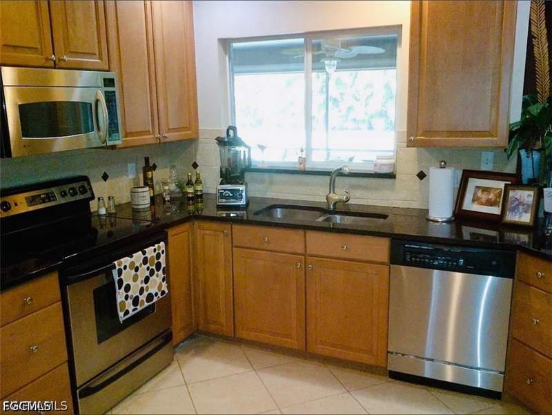 4 bedroom SingleFamilyResidence at 919 SE 18th Ter, Cape Coral, Cape Coral — photo 4