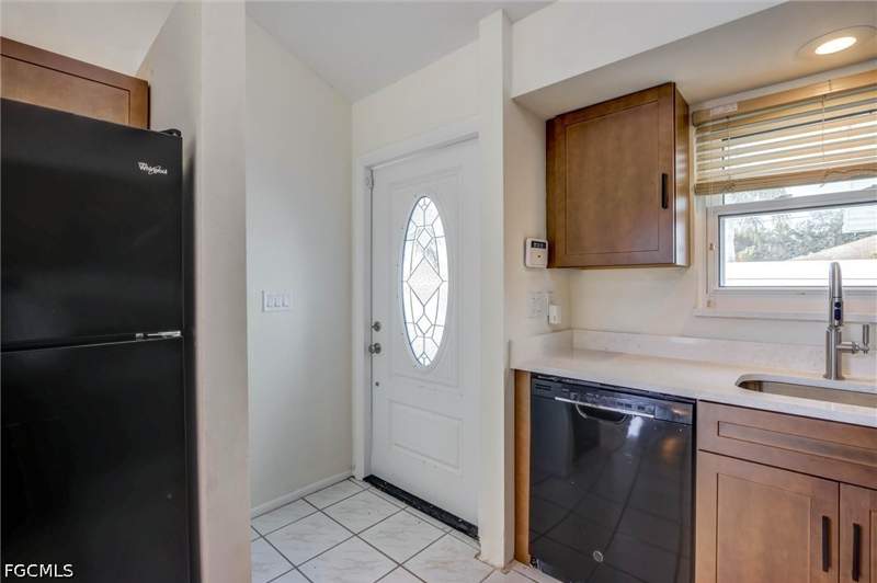2 bedroom Condominium at 707 SW 3rd Ct 103, Lake Edge Estates Condo, Cape Coral — photo 2