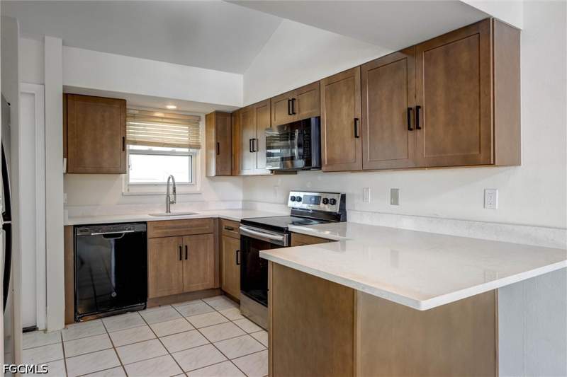 2 bedroom Condominium at 707 SW 3rd Ct 103, Lake Edge Estates Condo, Cape Coral — photo 3