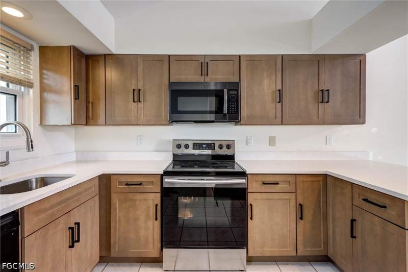 2 bedroom Condominium at 707 SW 3rd Ct 103, Lake Edge Estates Condo, Cape Coral — photo 4