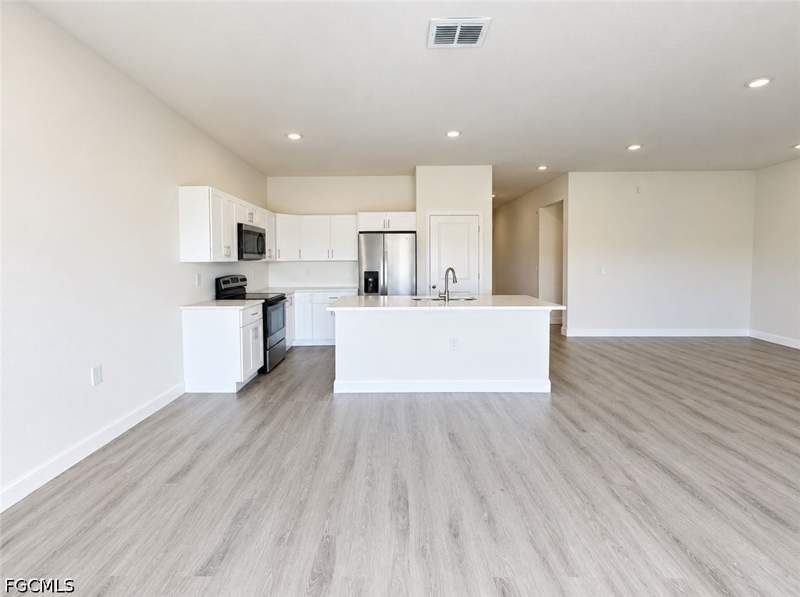 4 bedroom SingleFamilyResidence at 6004 Keystone Cir NW, Labelle, Labelle — photo 3