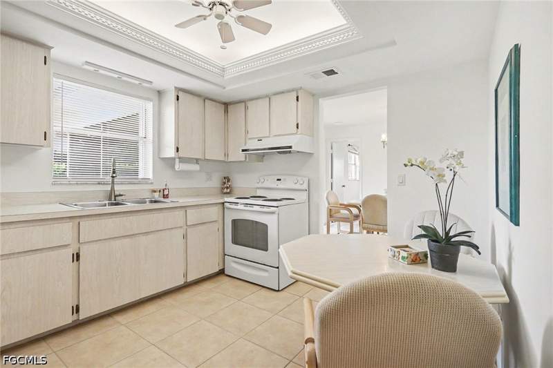 2 bedroom SingleFamilyResidence at 502 SE 32nd St, Cape Coral, Cape Coral — photo 2