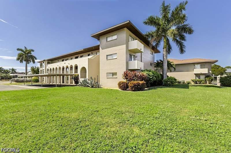 2 bedroom Condominium at 6102 Whiskey Creek Dr 203, Whiskey Creek Adult Condo, Fort Myers — photo 2