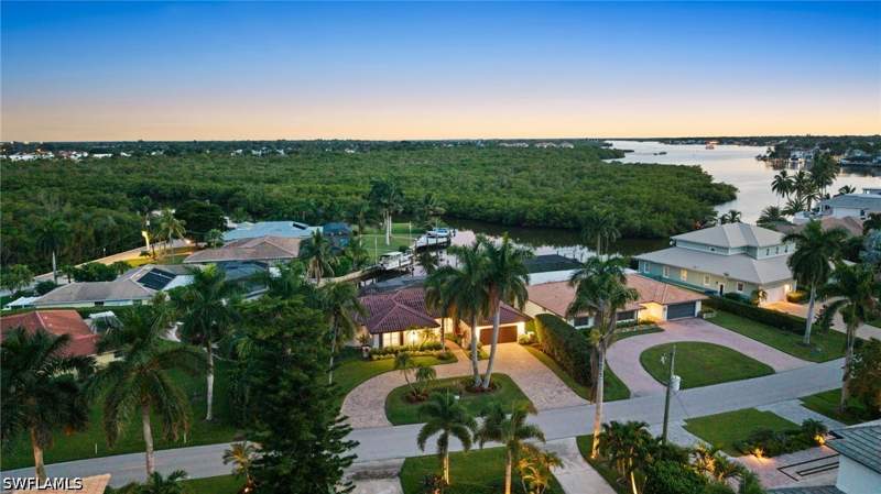 3 bedroom SingleFamilyResidence at 2105 Sheepshead Dr, Royal Harbor, Naples — photo 4