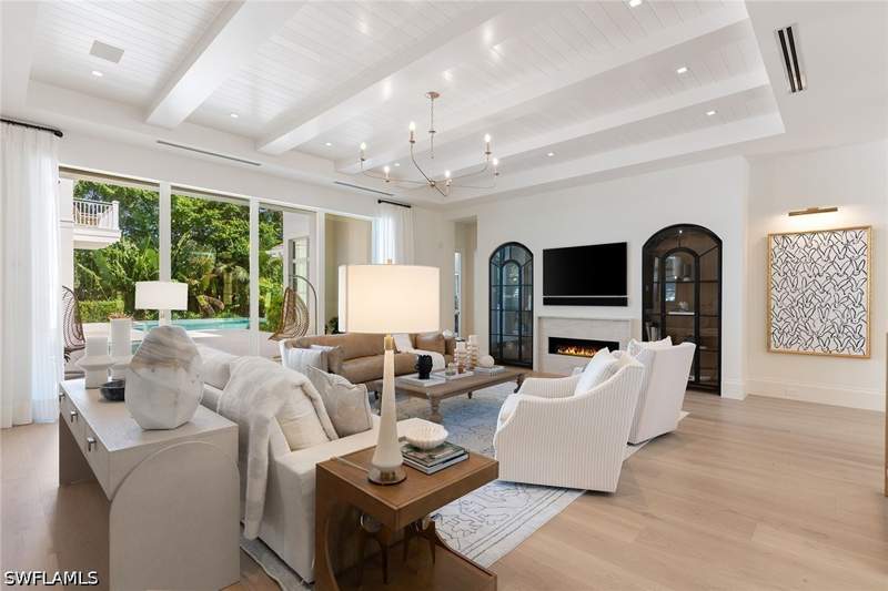 6 bedroom SingleFamilyResidence at 3277 Gordon Dr, Port Royal, Naples — photo 3