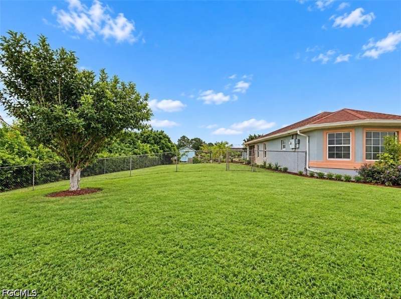 3 bedroom SingleFamilyResidence at 902 Susan Ave N, Lehigh Acres, Lehigh Acres — photo 2
