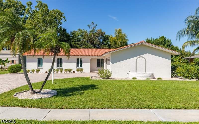3 bedroom SingleFamilyResidence at 4165 Yarmouth Ct, Lochmoor, North Fort Myers — photo 2