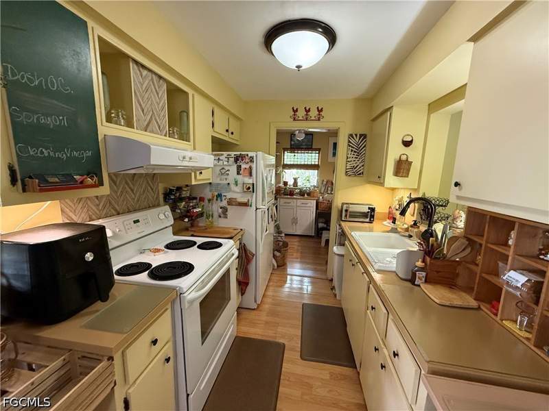 3 bedroom SingleFamilyResidence at 1635 Kensington Ct, Bowling Green, Fort Myers — photo 3