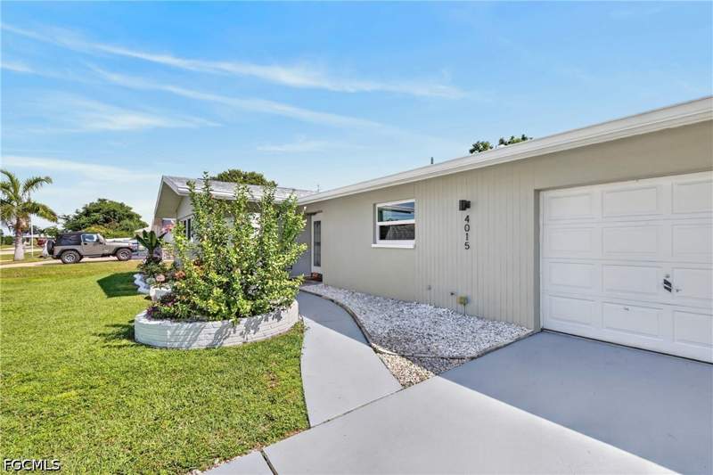 3 bedroom SingleFamilyResidence at 4015 SE 1st Pl, Cape Coral, Cape Coral — photo 3